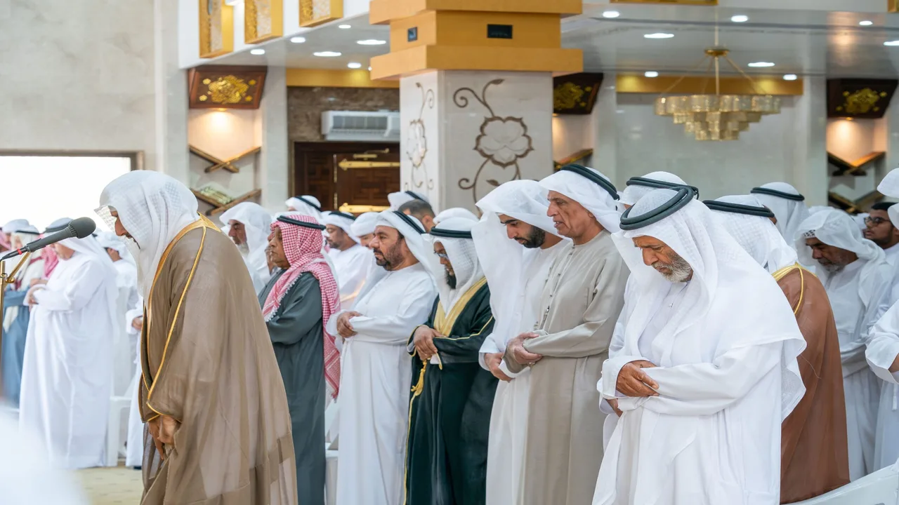 حاكم رأس الخيمة يؤدي صلاة الجنازة على جثمان الشهيد علي صالح الطنيجي